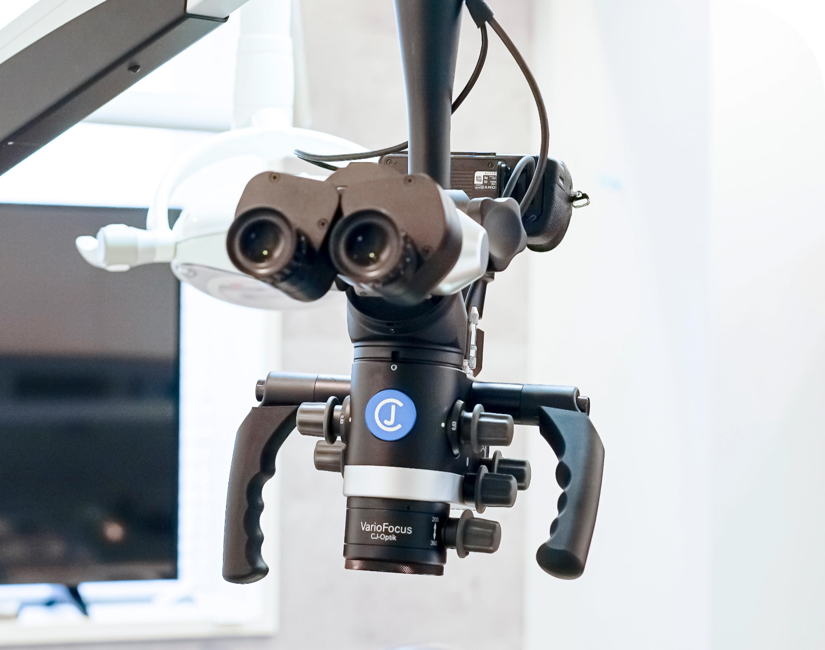 精密治療に貢献するマイクロスコープとは