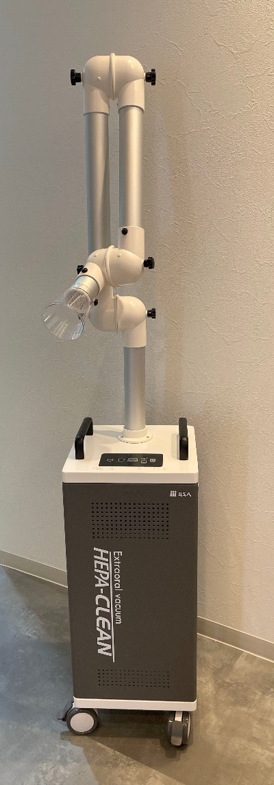 口腔外バキュームを使用して空気中の感染予防を行います。